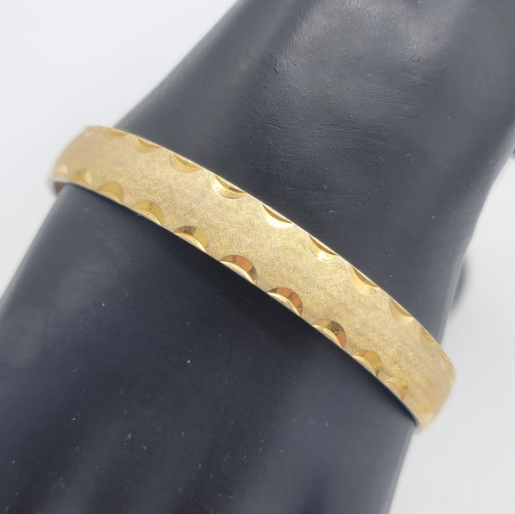 1980s Vintage Gold Plated Textured Classic Bangle Bracelet Diamond Cut Geometric - Picture 4 of 11